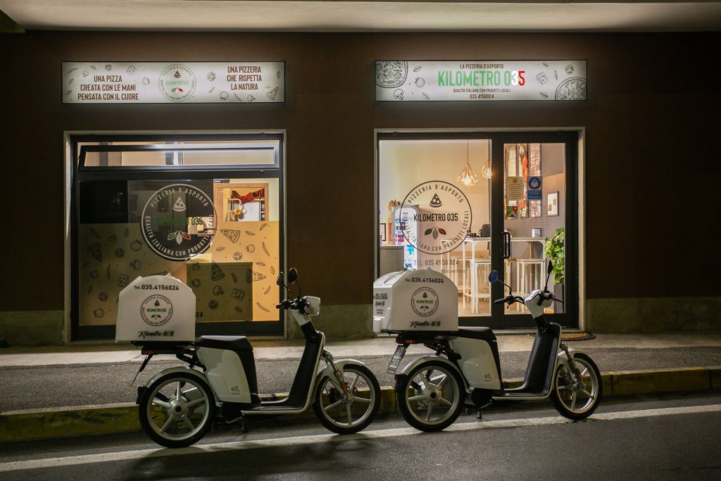 Kilometro 035 è una pizzeria a basso impatto ambientale, le nostre consegne vengono fatte con scooter elettrici!